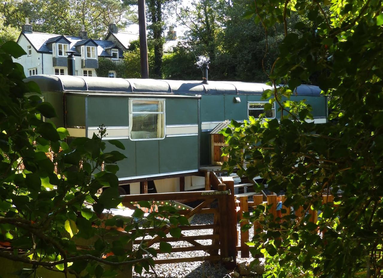 Showman'S Wagon At Coed Cae ดอลเกซเซย์ ภายนอก รูปภาพ