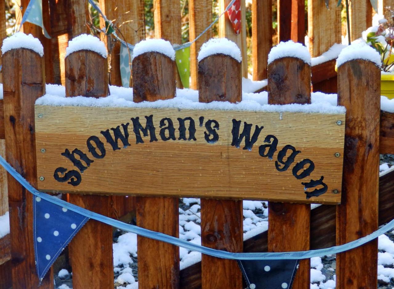 Showman'S Wagon At Coed Cae ดอลเกซเซย์ ภายนอก รูปภาพ